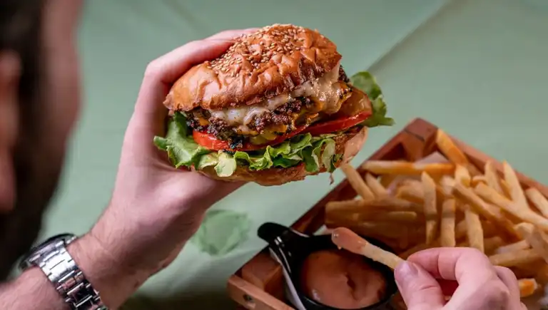 Hamburgerlerde Şok! Gıda Sahteciliği Skandalı!